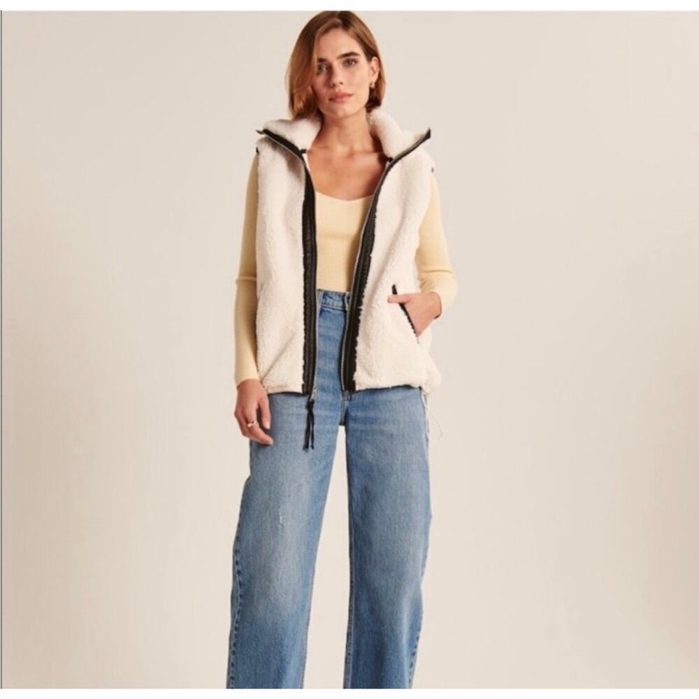 Abercrombie Fuzzy Sherpa Vest - Small - Picture 2 of 5